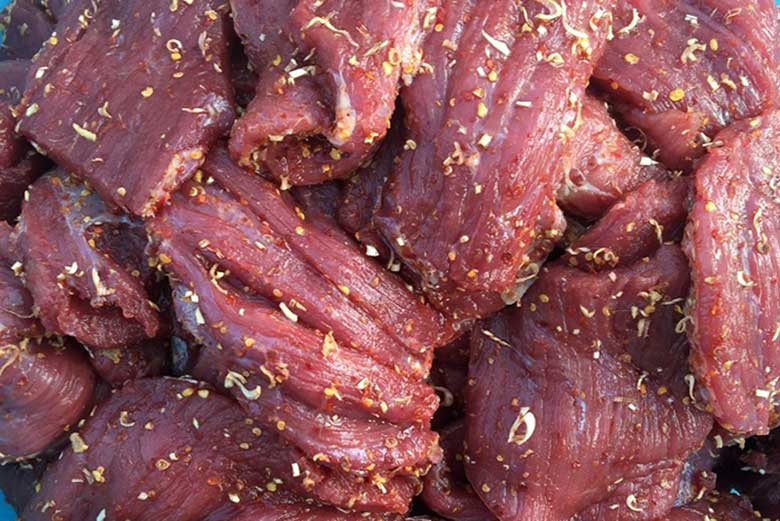 Cách làm thịt trâu khô bằng lò vi sóng cần ướp thịt với các gia vị