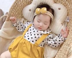 Quần áo sơ sinh cho bé gái màu vàng