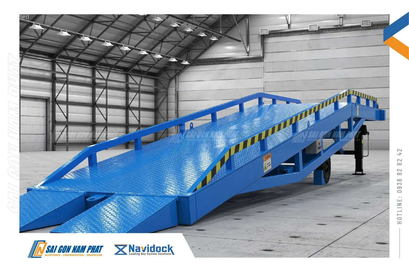 cầu dẫn xe nâng giúp việc load hàng lên container dễ hơn.jpeg