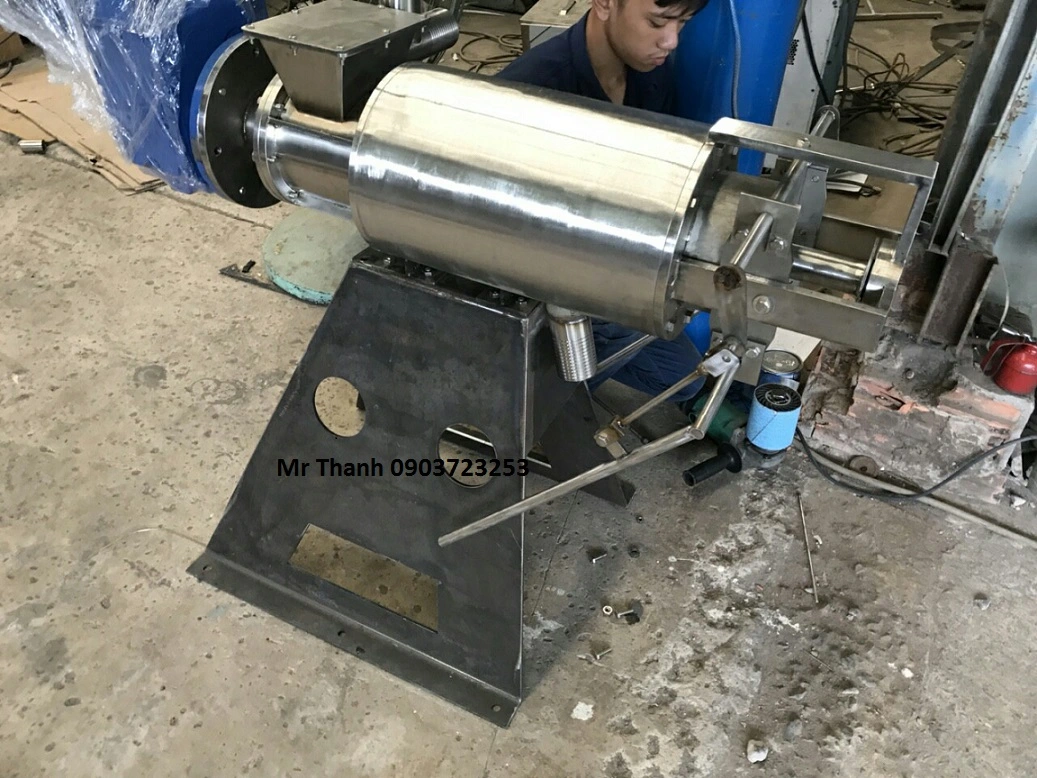 gia cong may ep phan.webp