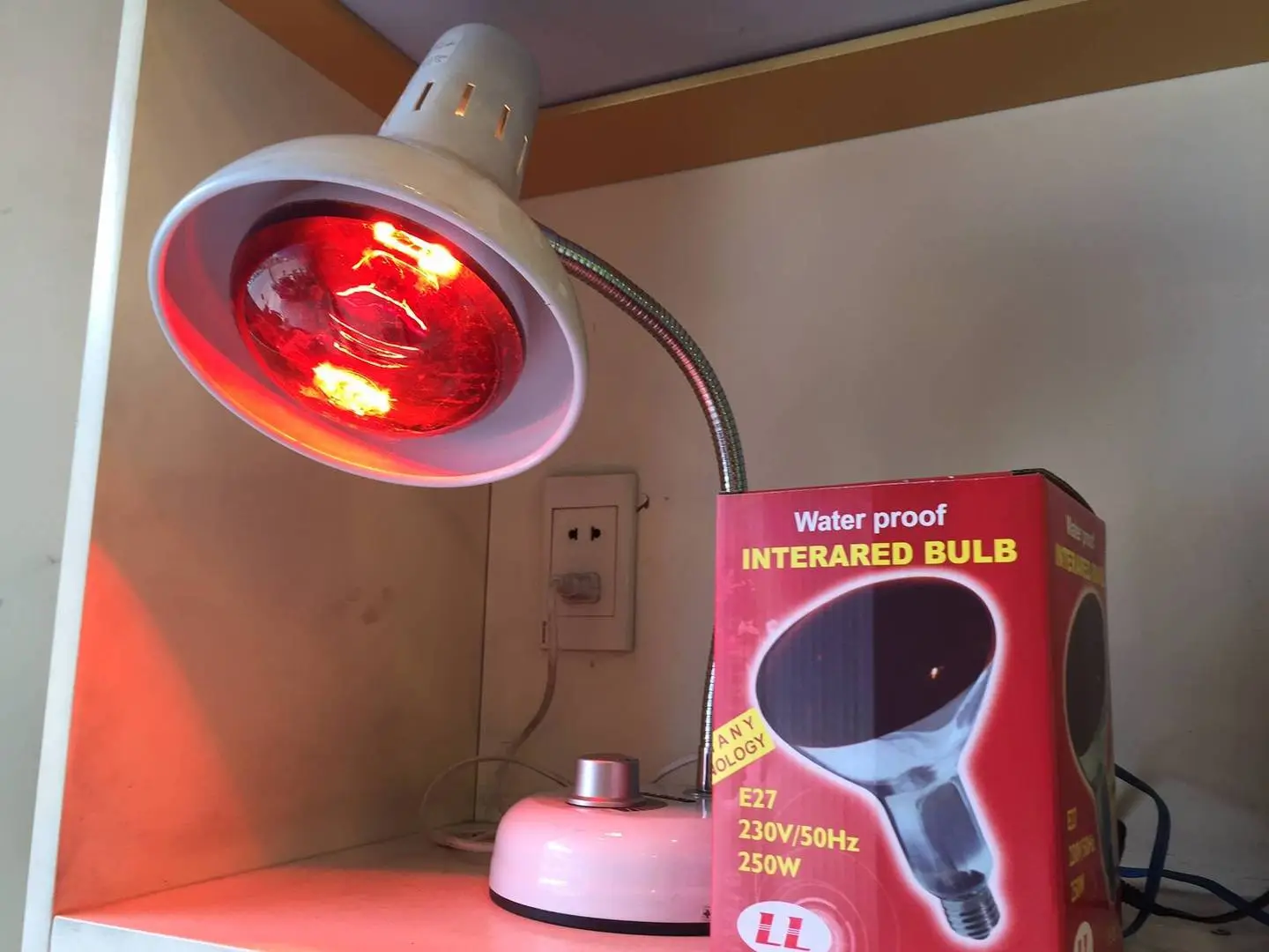 hong ngoai-chan den.webp