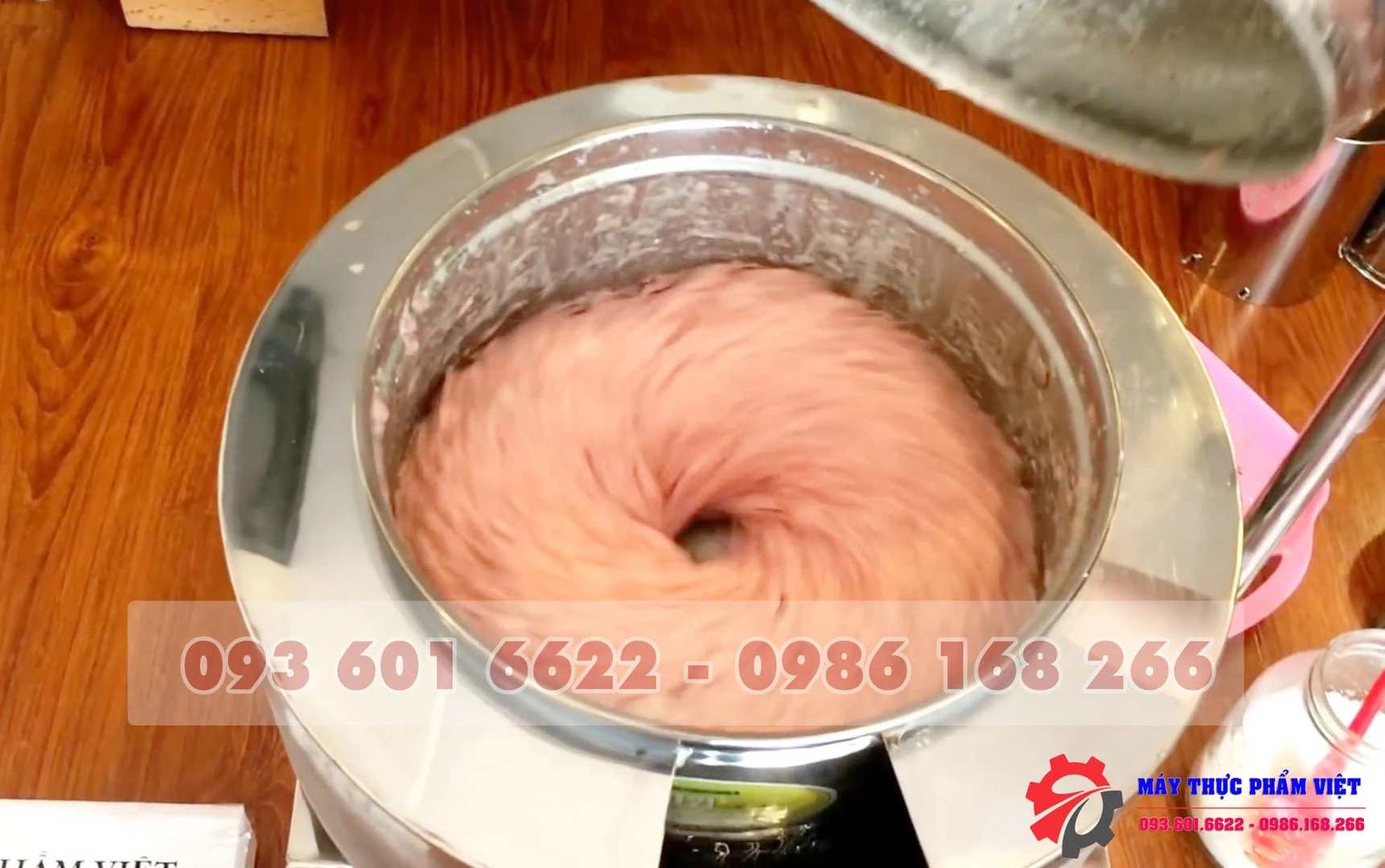 làm chả lụa chả mọc gia đình.webp