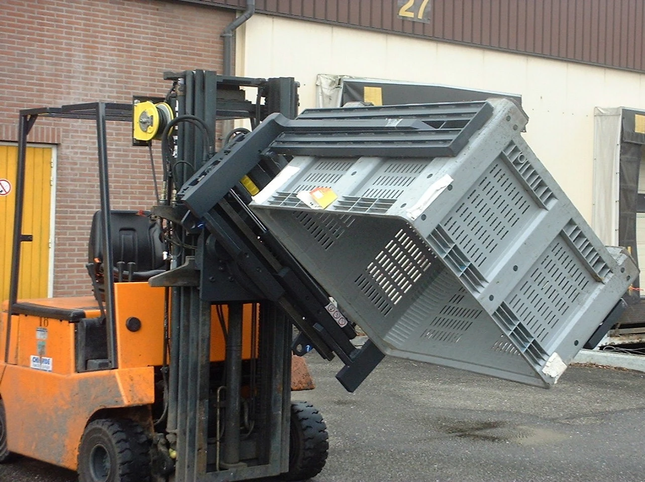 Xe nang cang xoay.webp