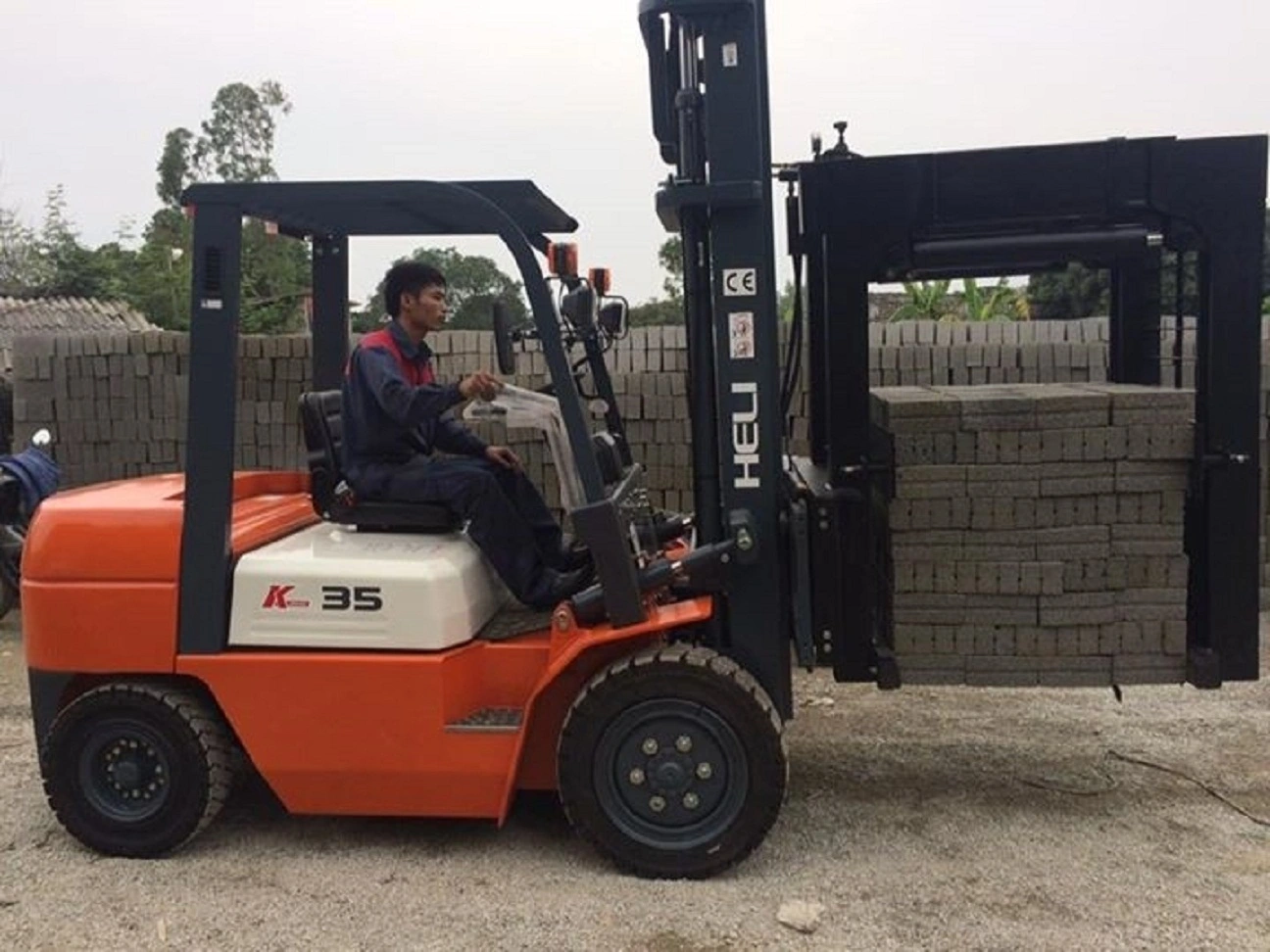 Xe nâng kẹp gạch.webp