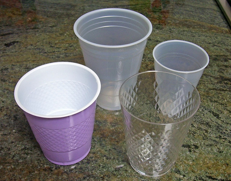 765px-Plastic_cups.jpg